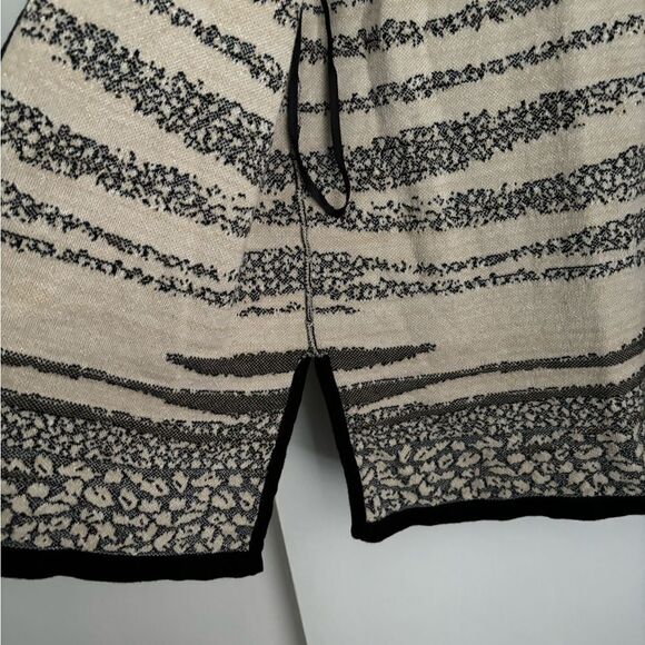 Laura Ashley SZ Medium Petite Animal Print Cardigan Sweater Hook & Eye Closure - Picture 6 of 7